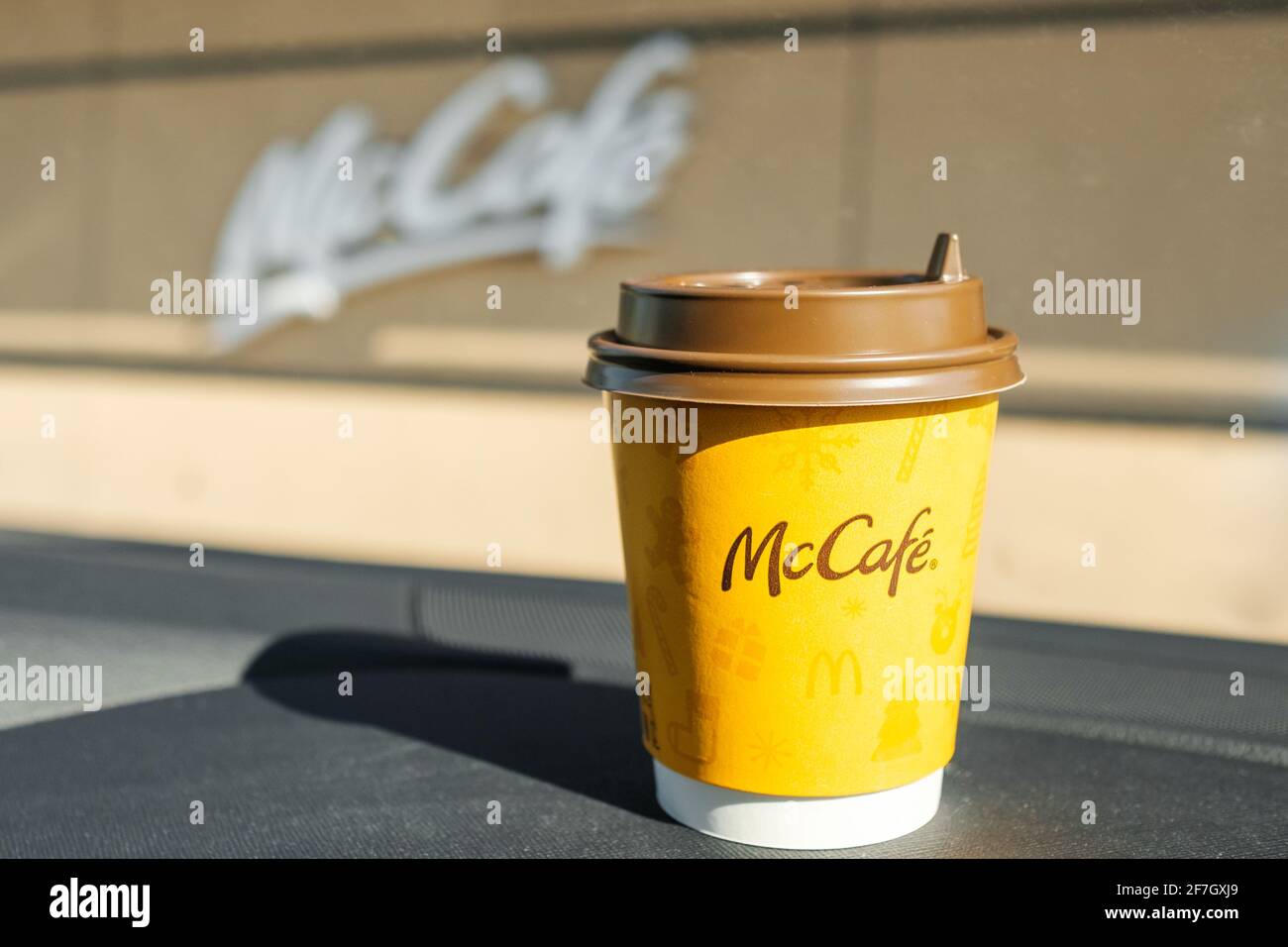 Caffè del Mc Cafe in macchina, marzo 2021, Praga, Repubblica Ceca. Foto Stock