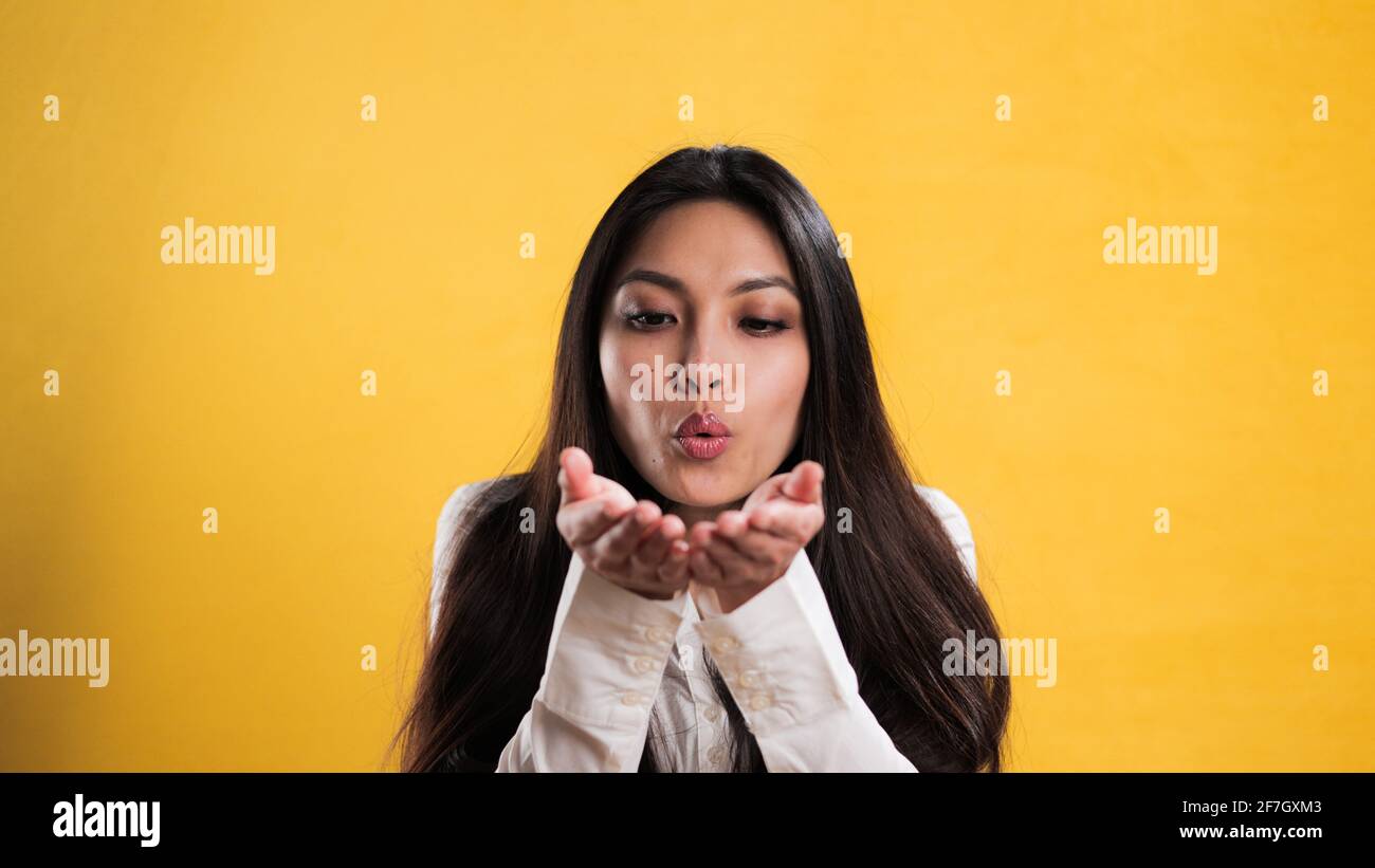 Manda un bacio alla telecamera immagini e fotografie stock ad alta