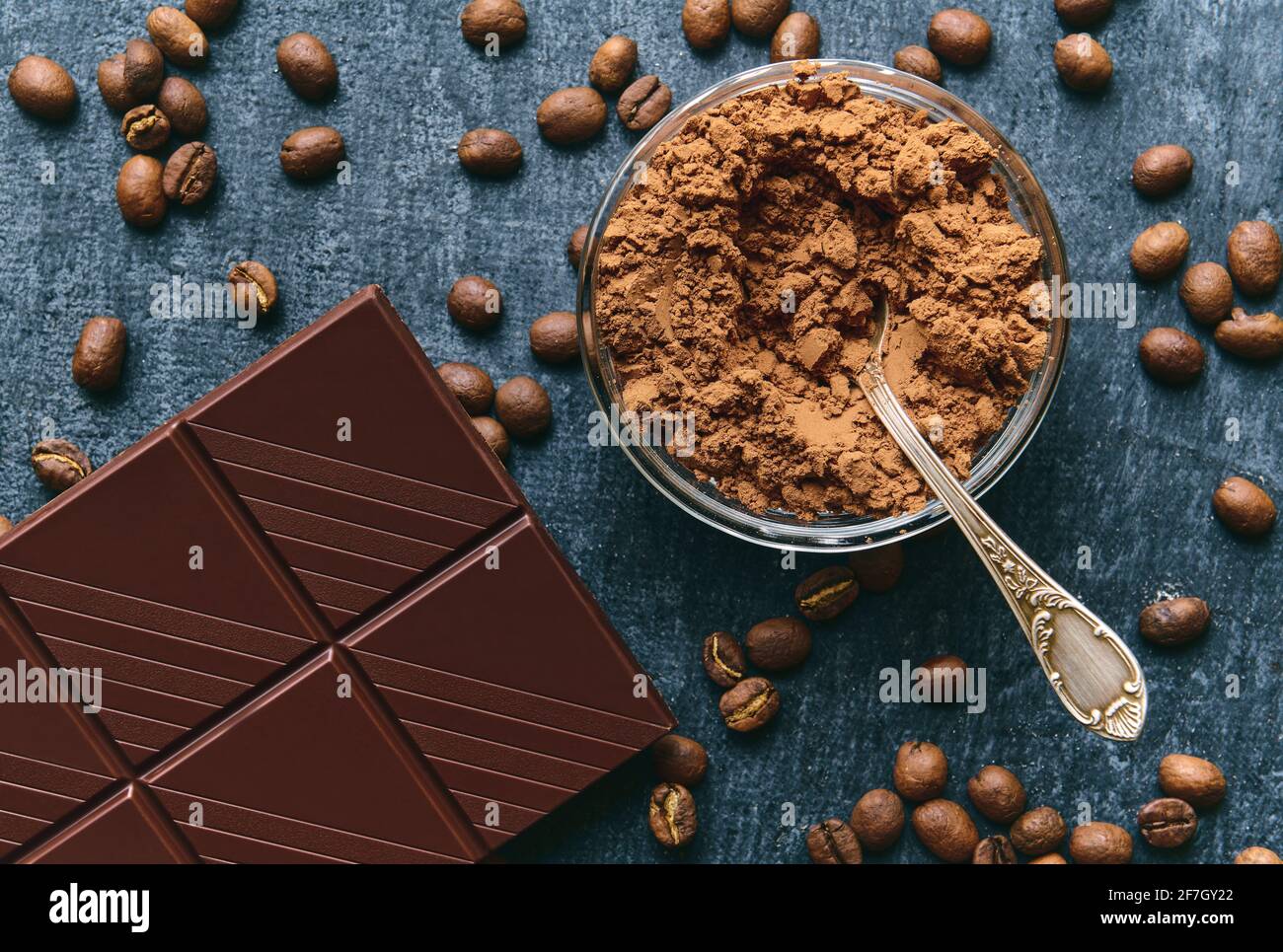 Polvere di cacao, chicchi di caffè fritti freschi e barretta di cioccolato, primo piano Foto Stock