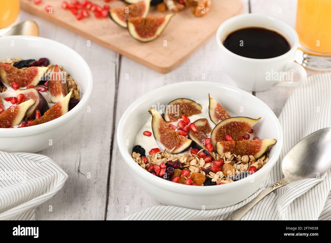 Colazione sana e deliziosa. Muesli d'avena con yogurt greco, fichi freschi,  frutta secca e melograno Foto stock - Alamy