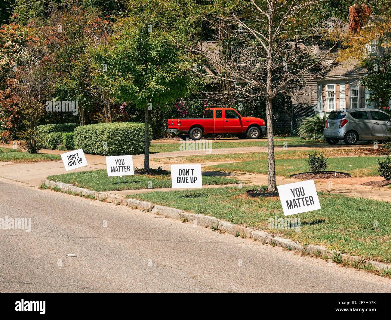 Concetto di voi importa, non rinunciare alla speranza con i segni di incoraggiamento lungo una strada a Montgomery Alabama, Stati Uniti d'America. Foto Stock
