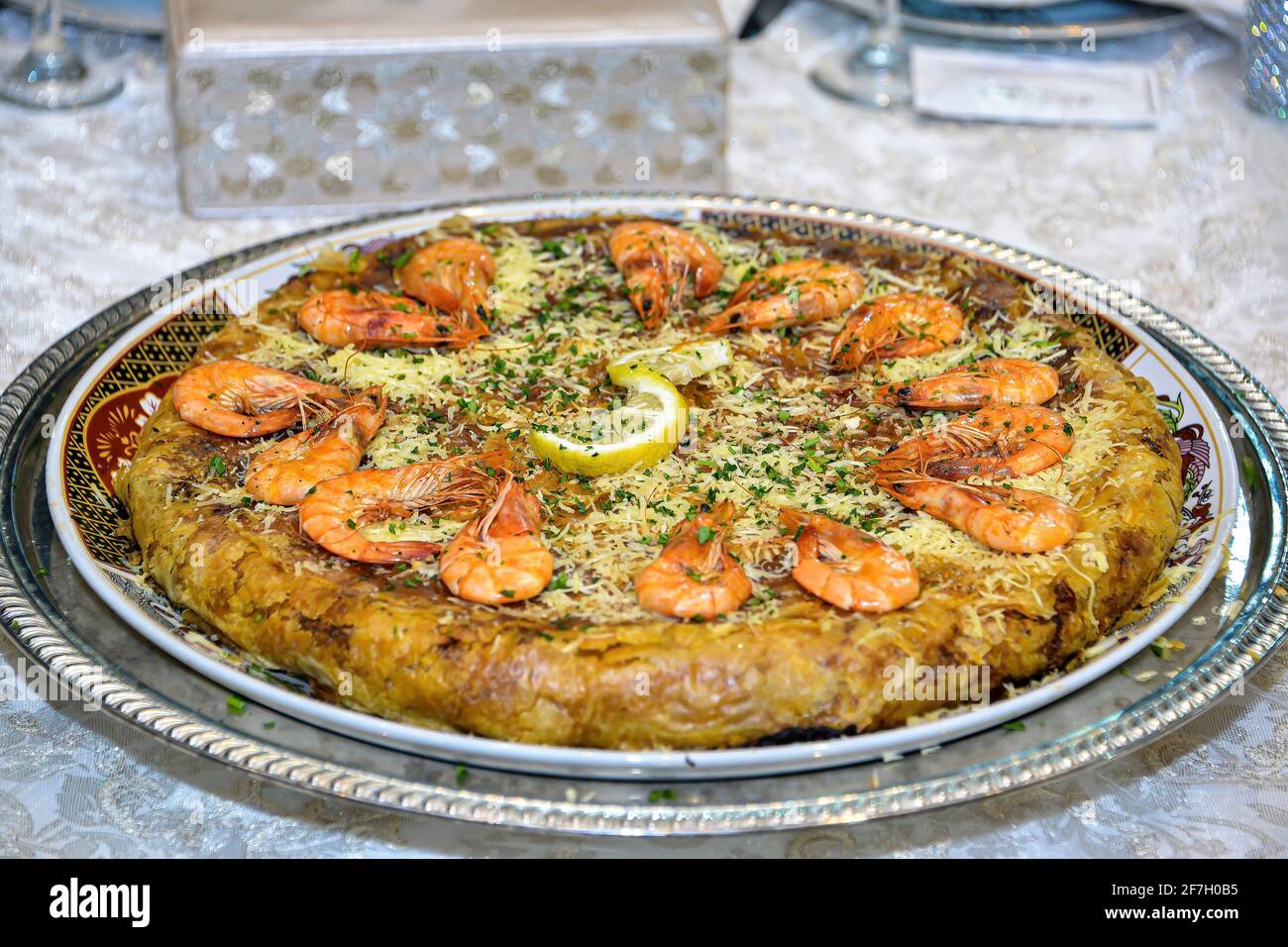 Bastila o `Pastilla` è un piatto tradizionale marocchino. Pesce Bastila è  una torta piena di pesce, uova, cipolle, zucchero. In alcune regioni del  Marocco lo è Foto stock - Alamy