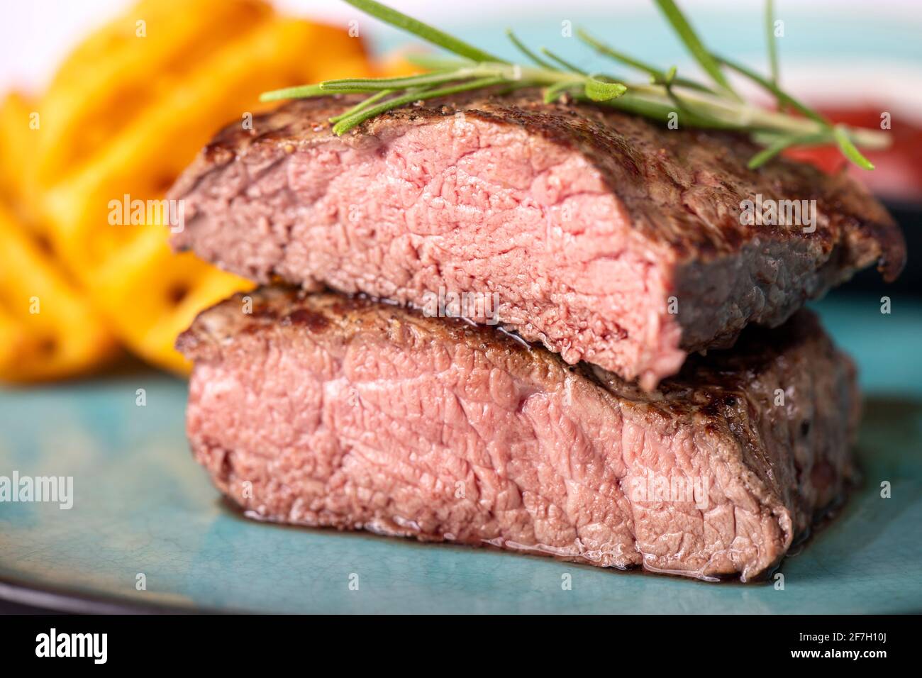 bistecca alla griglia con lattici di patate fresche Foto Stock