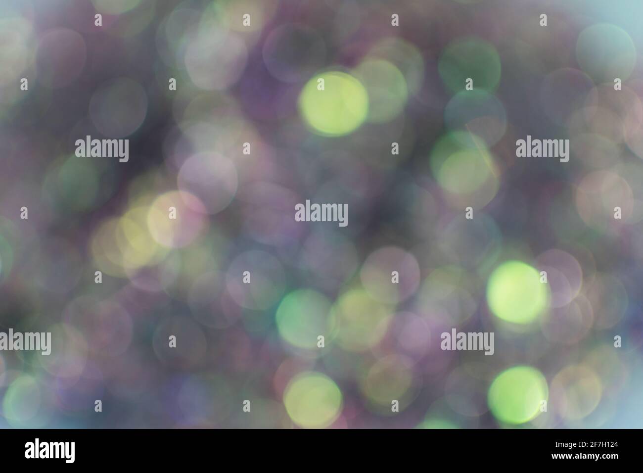 Luci festive in argento sfocato. Concetto del tempo di Natale. Perfetto sfondo di Natale. Foto Stock