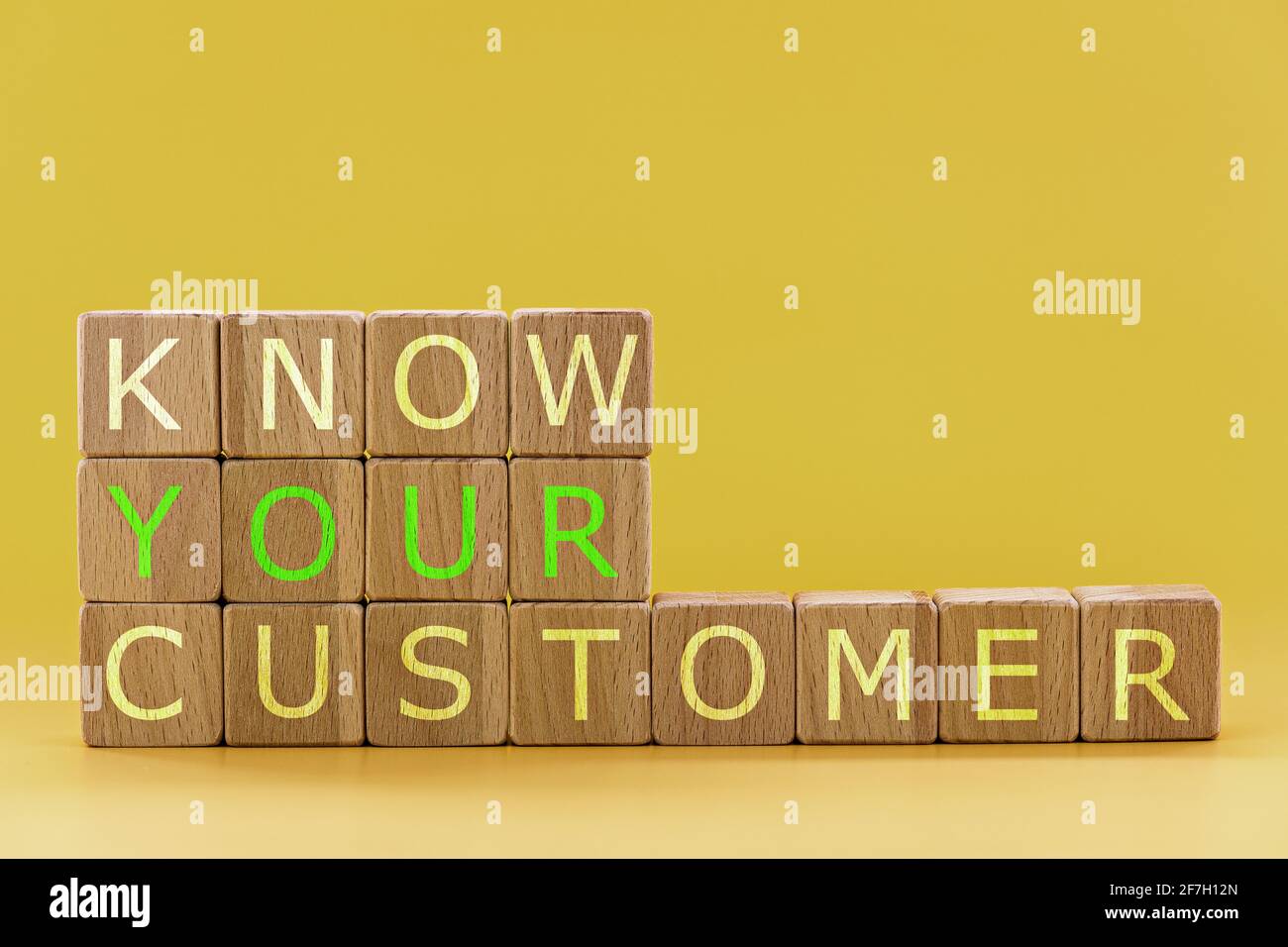Foto su Know Your Customer (KYC) linee guida nel tema dei servizi finanziari. Cubi di legno con la frase 'Know Your Customer', su illuminazione backgroun Foto Stock