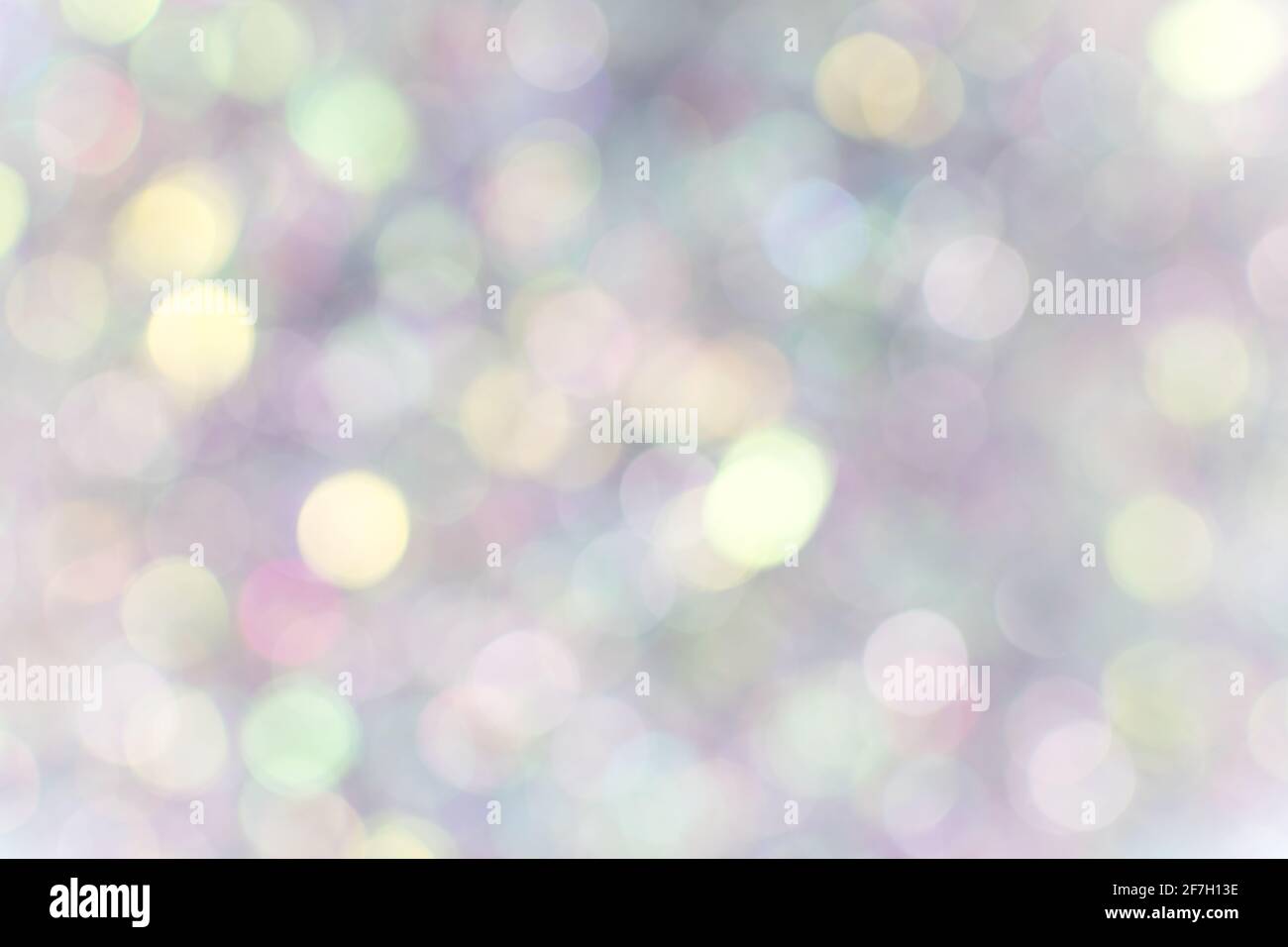 Luci festive in argento sfocato. Concetto del tempo di Natale. Perfetto sfondo di Natale. Foto Stock