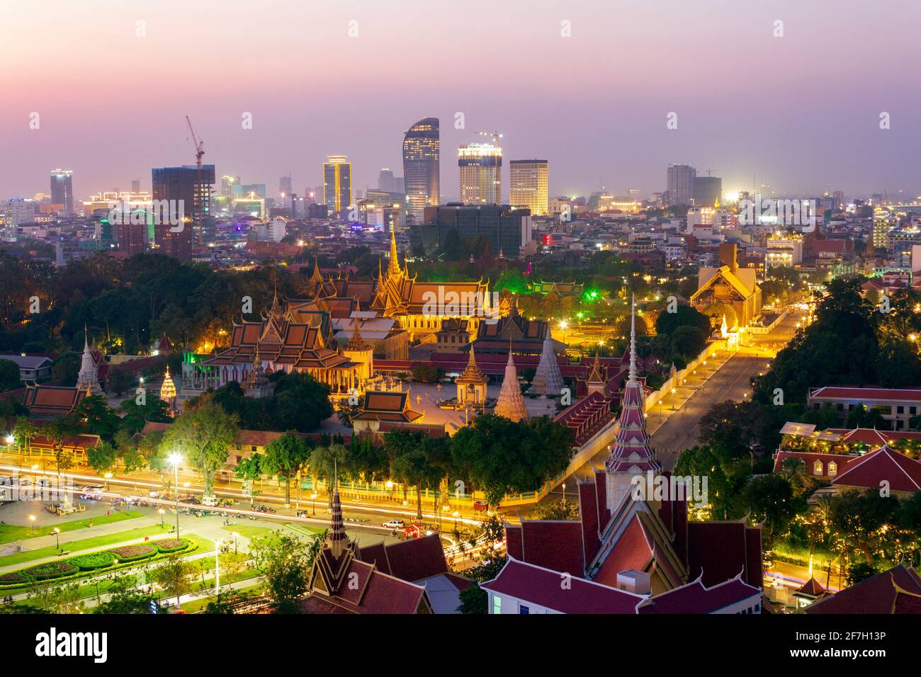 Il Palazzo reale, a Chey Chumneas, Phnom Penh, Cambogia, è un complesso di edifici che funge da residenza reale del re di Cambogia. Foto Stock