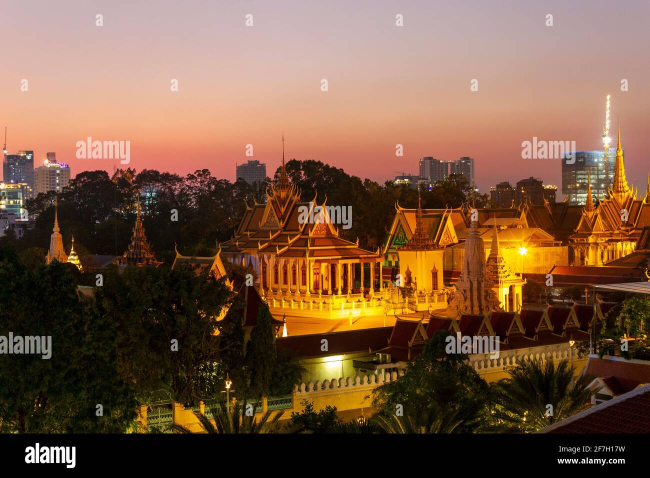 Il Palazzo reale, a Chey Chumneas, Phnom Penh, Cambogia, è un complesso di edifici che funge da residenza reale del re di Cambogia. Foto Stock