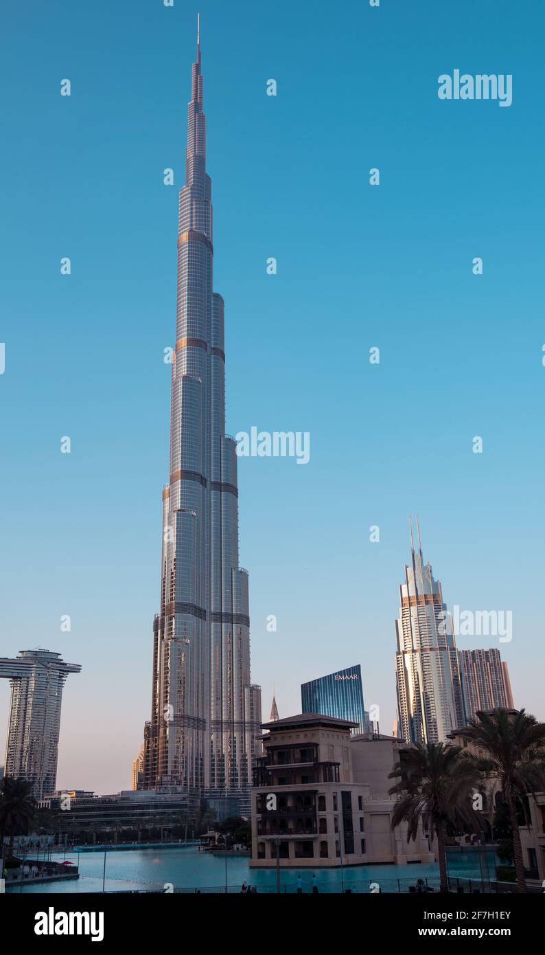 14 dicembre 2020, Dubai, Emirati Arabi Uniti. Vista del Burj Khalifa, dei mercati DSF, del centro commerciale di dubai, del Souq al bahar e di altri edifici catturati al cielo blu in serata Foto Stock