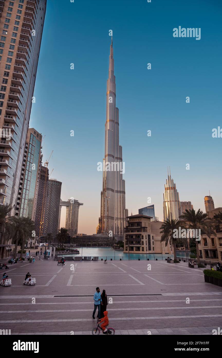 14 dicembre 2020, Dubai, Emirati Arabi Uniti. Vista del Burj Khalifa, dei mercati DSF, del centro commerciale di dubai, del Souq al bahar e di altri edifici catturati al tramonto con cielo blu. Foto Stock