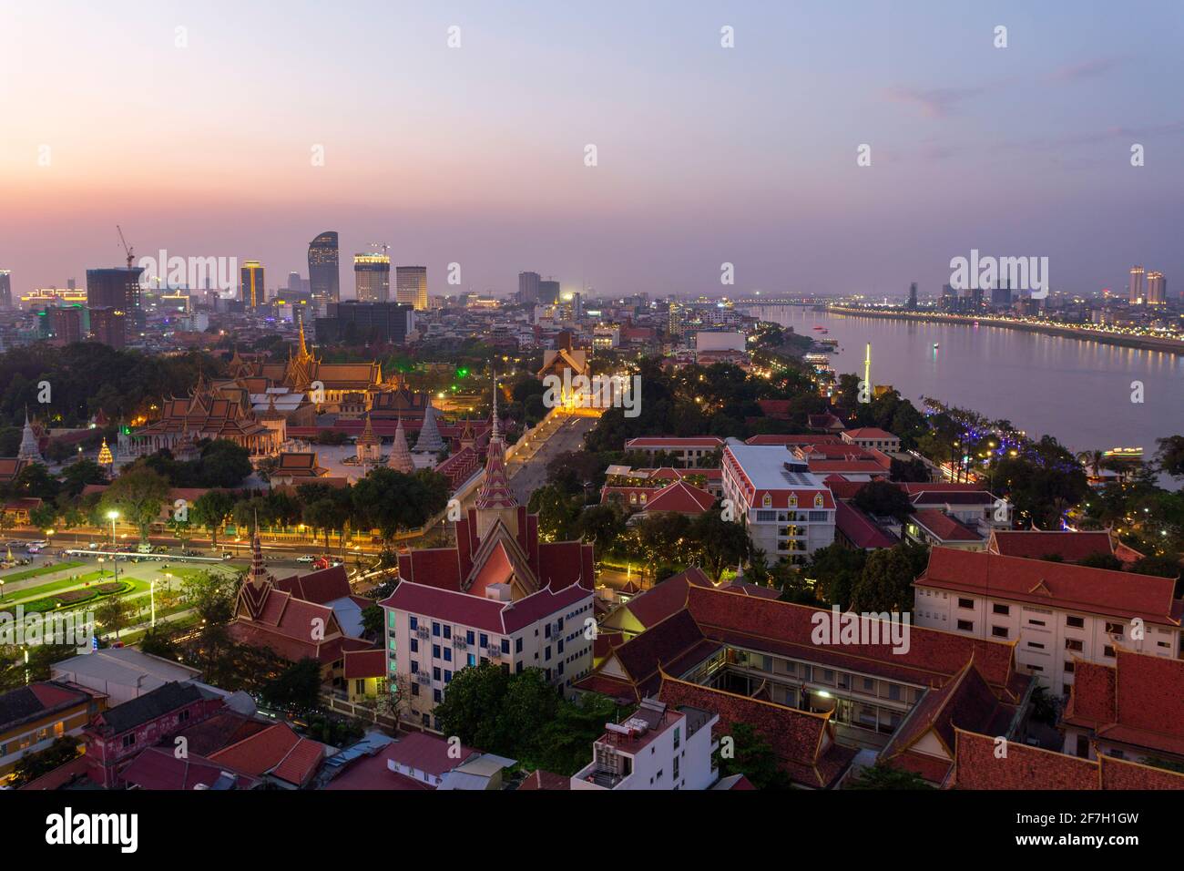 Il Palazzo reale, a Chey Chumneas, Phnom Penh, Cambogia, è un complesso di edifici che funge da residenza reale del re di Cambogia. Foto Stock