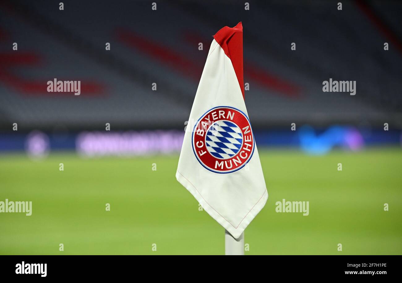 Monaco, Germania. 07 aprile 2021. Calcio: Champions League, Bayern Monaco di Baviera - Parigi Saint-Germain, turno di knockout, quarti di finale, prima tappa all'Allianz Arena. La cresta del club del FC Bayern München può essere vista su una bandiera d'angolo. Credit: Sven Hoppe/dpa/Alamy Live News Foto Stock