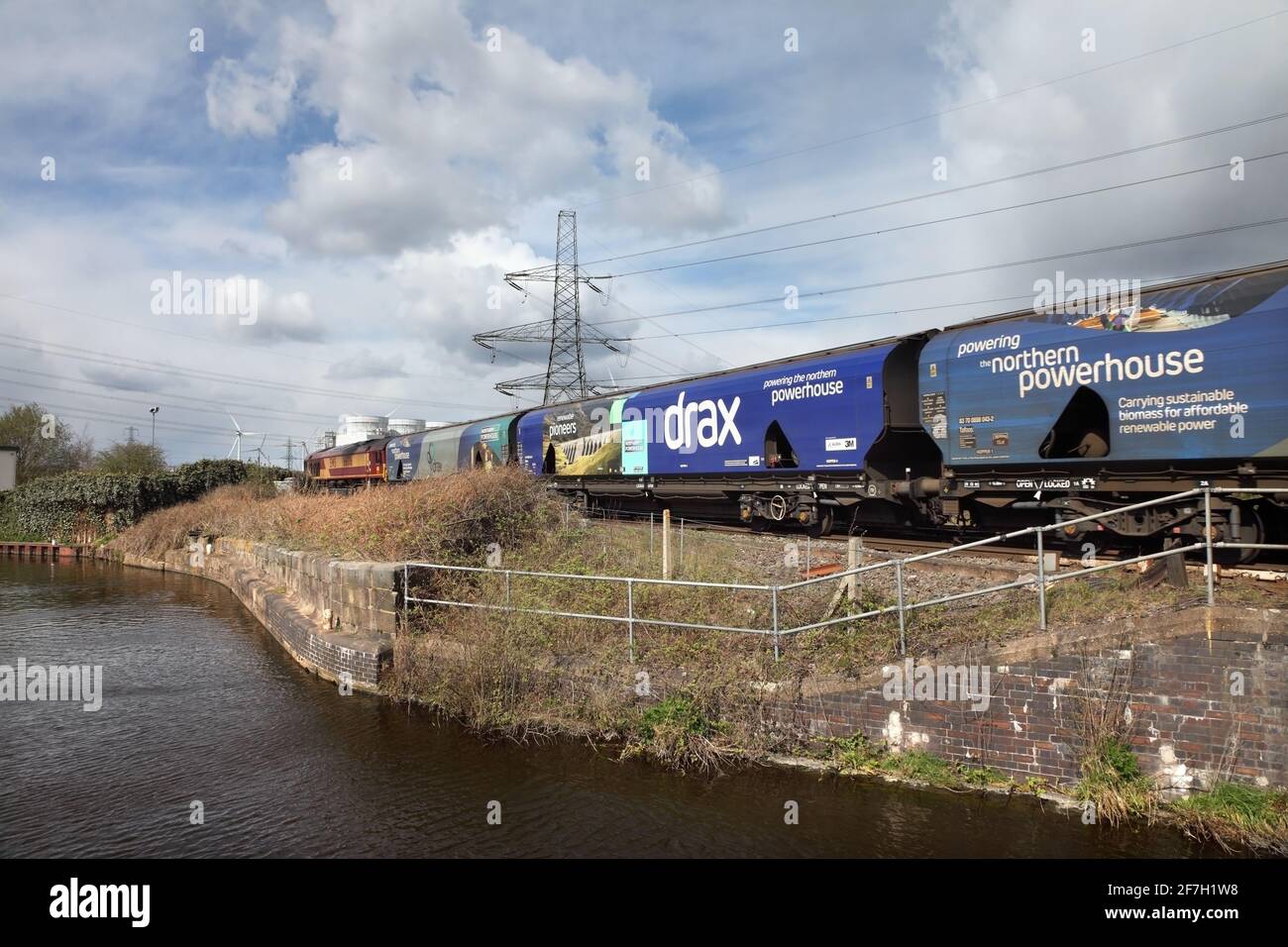 DB Cargo Classe 66 loco 66006 trasporto del 1215 Immingham Biomass alla centrale elettrica di Drax, servizio del Regno Unito accanto al canale Stainforth & Keadby il 6/4/2021. Foto Stock