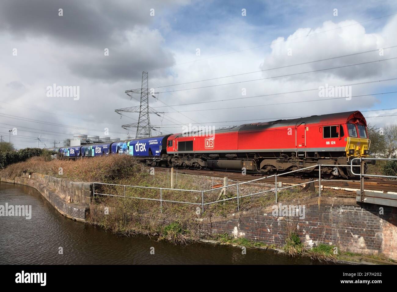 DB Cargo Classe 66 loco 66124 trasporto dei 1253 siding di Milford a Immingham Biomass, Regno Unito servizio vicino al canale Stainforth & Keadby il 6/4/2021. Foto Stock