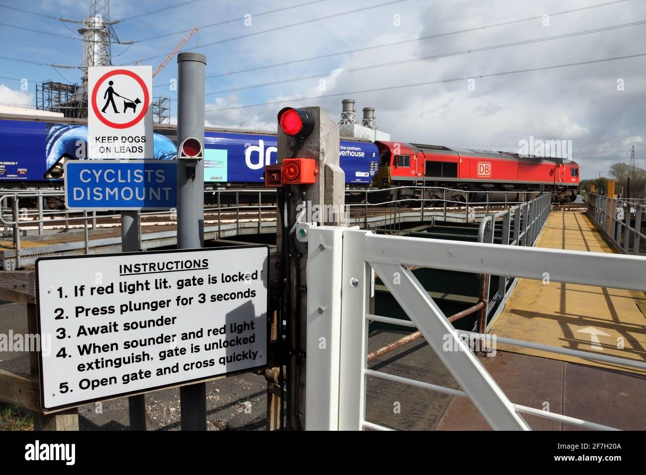 DB Cargo Classe 66 loco 66124 trasporto dei 1253 siding di Milford a Immingham Biomass, Regno Unito servizio sul canale Stainforth & Keadby il 6/4/2021. Foto Stock