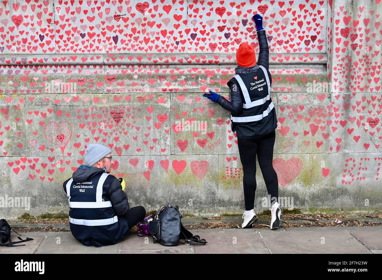 Il National Covid Memorial Wall, circa 130,000 cuori sono stati dipinti su una sezione di un chilometro di muro di fronte alle Camere del Parlamento come un memoriale ai cari che sono morti durante il Coronavirus Pandemic. St Thomas' Hospital, Westminster, Londra. REGNO UNITO Foto Stock