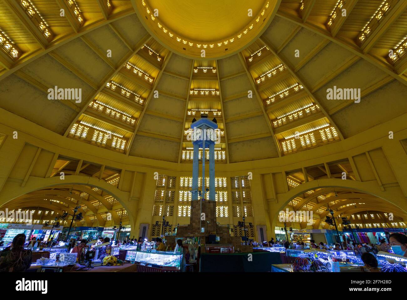 22 febbraio 2020 - Phnom Penh, Cambogia: Vista interna del mercato Centrale un punto di riferimento Art Deco di Phnom Penh, la capitale della Cambogia. Il luminoso Foto Stock