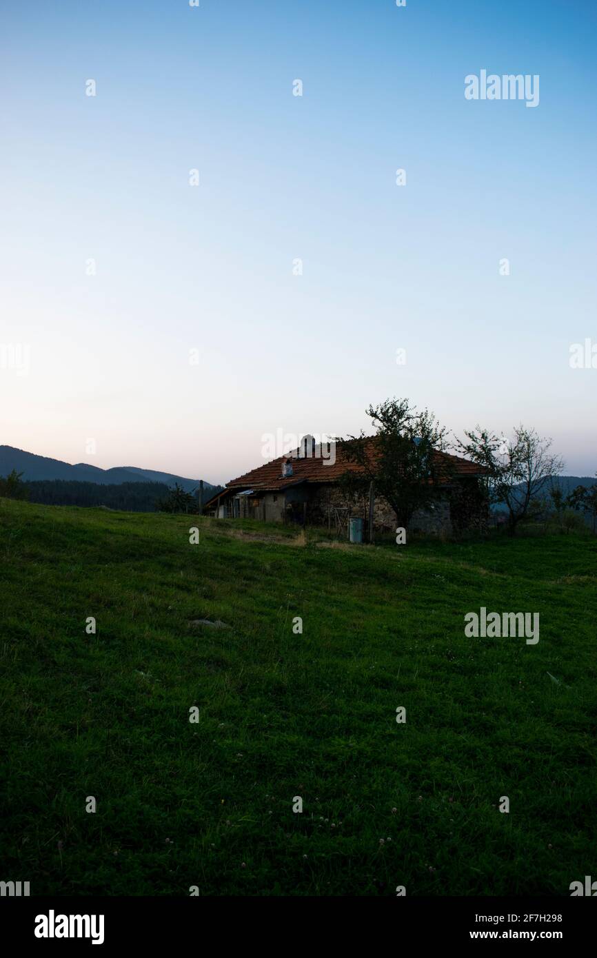 Rhodope Mountains Sunrise - la Casa sulla collina Foto Stock