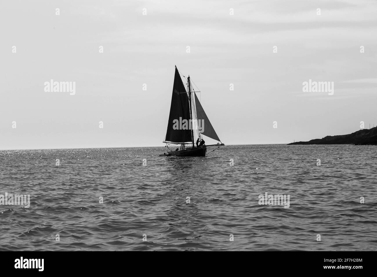 YACHT CLASSICO SOTTO VELA BIANCO E NERO Foto Stock