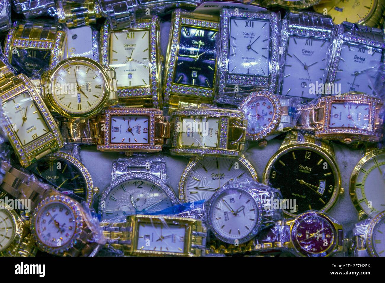 22 febbraio 2020 - Phnom Penh, Cambogia: Un assortimento di orologi contraffatti in vendita nel mercato centrale di Phnom Penh, Cambogia. Foto Stock