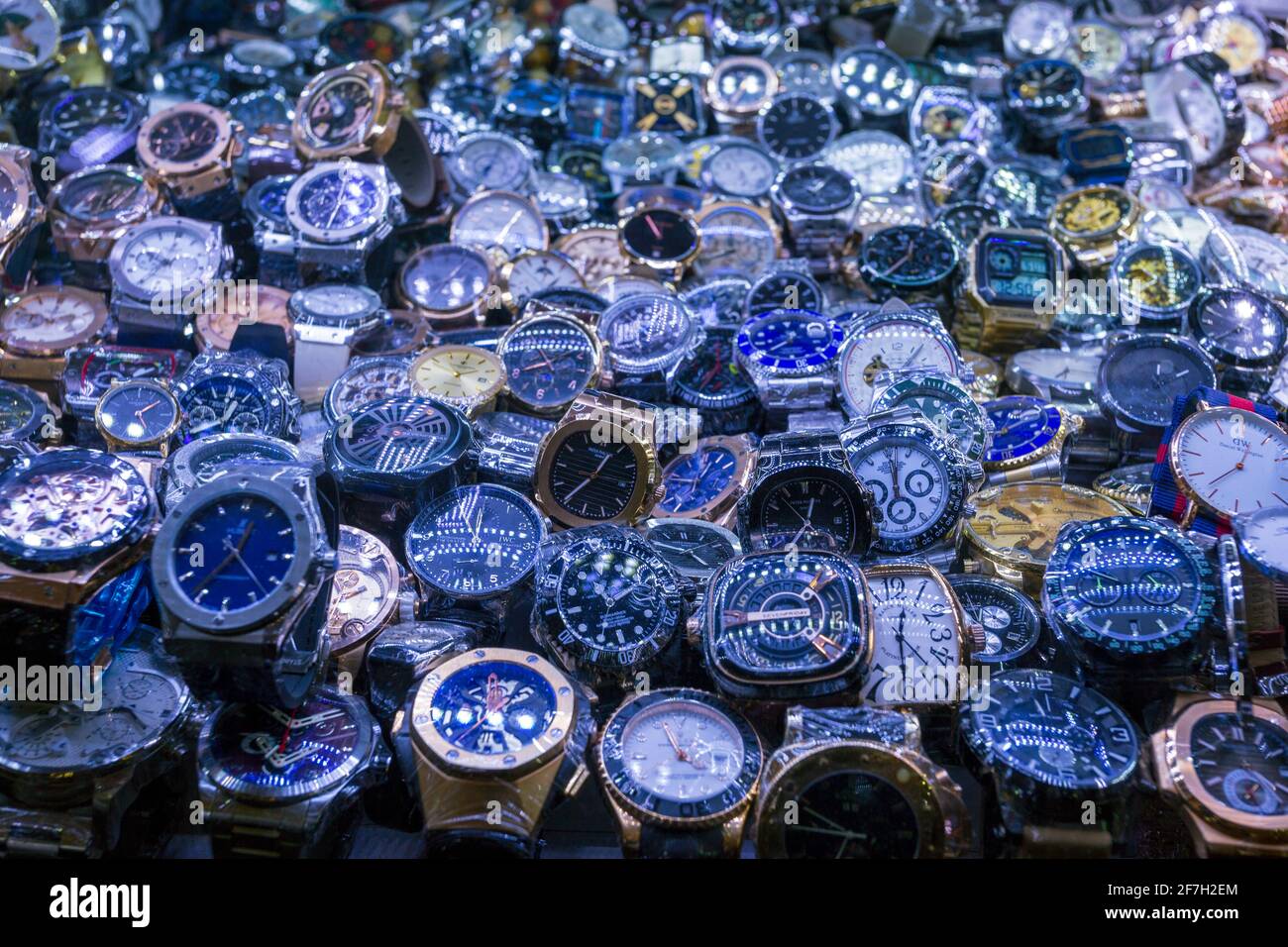 22 febbraio 2020 - Phnom Penh, Cambogia: Un assortimento di orologi contraffatti in vendita nel mercato centrale di Phnom Penh, Cambogia. Foto Stock