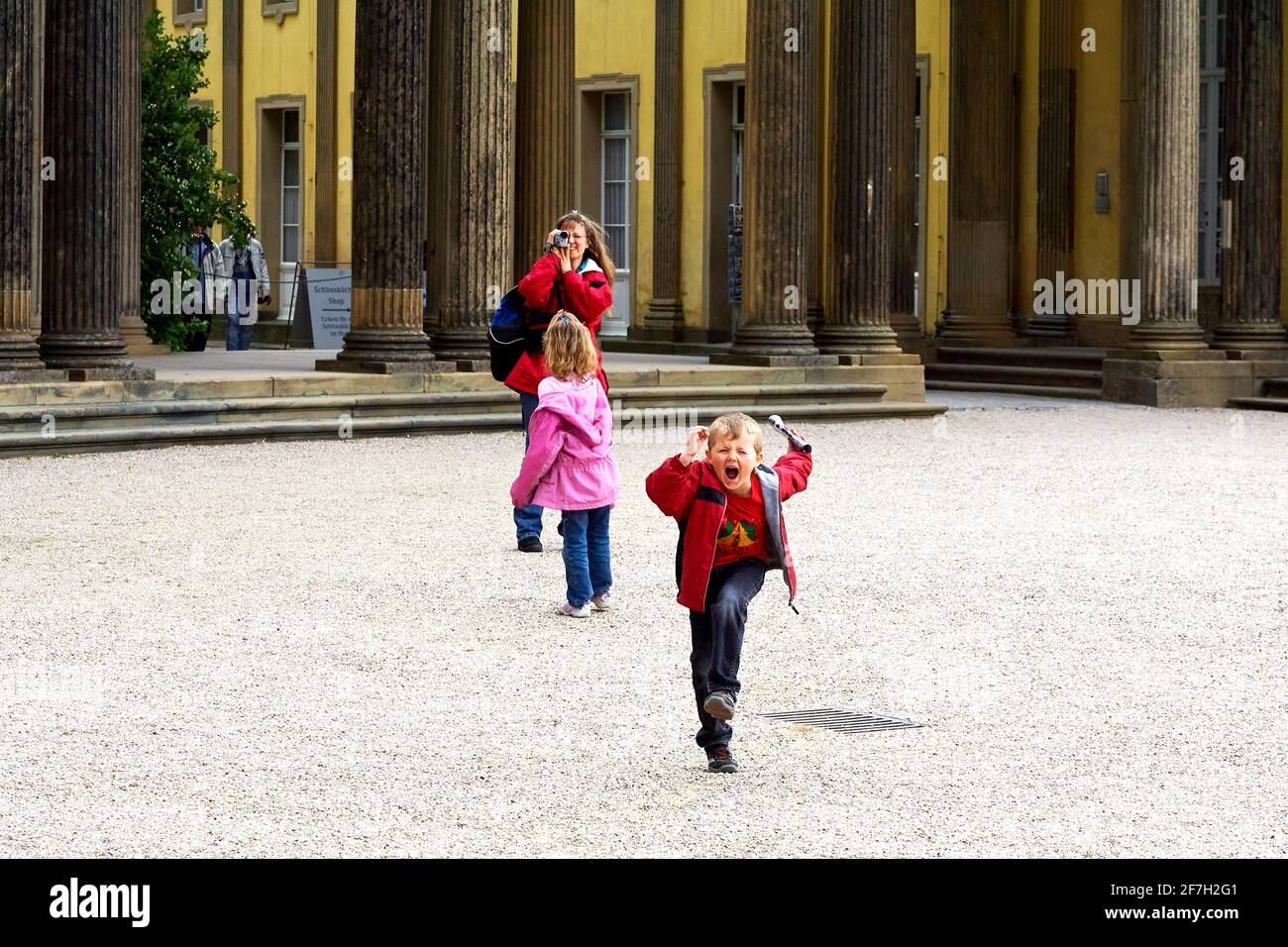Gita in famiglia visitando lo storico Palazzo Sanssouci con un ragazzino urla in modo esprensivo Foto Stock