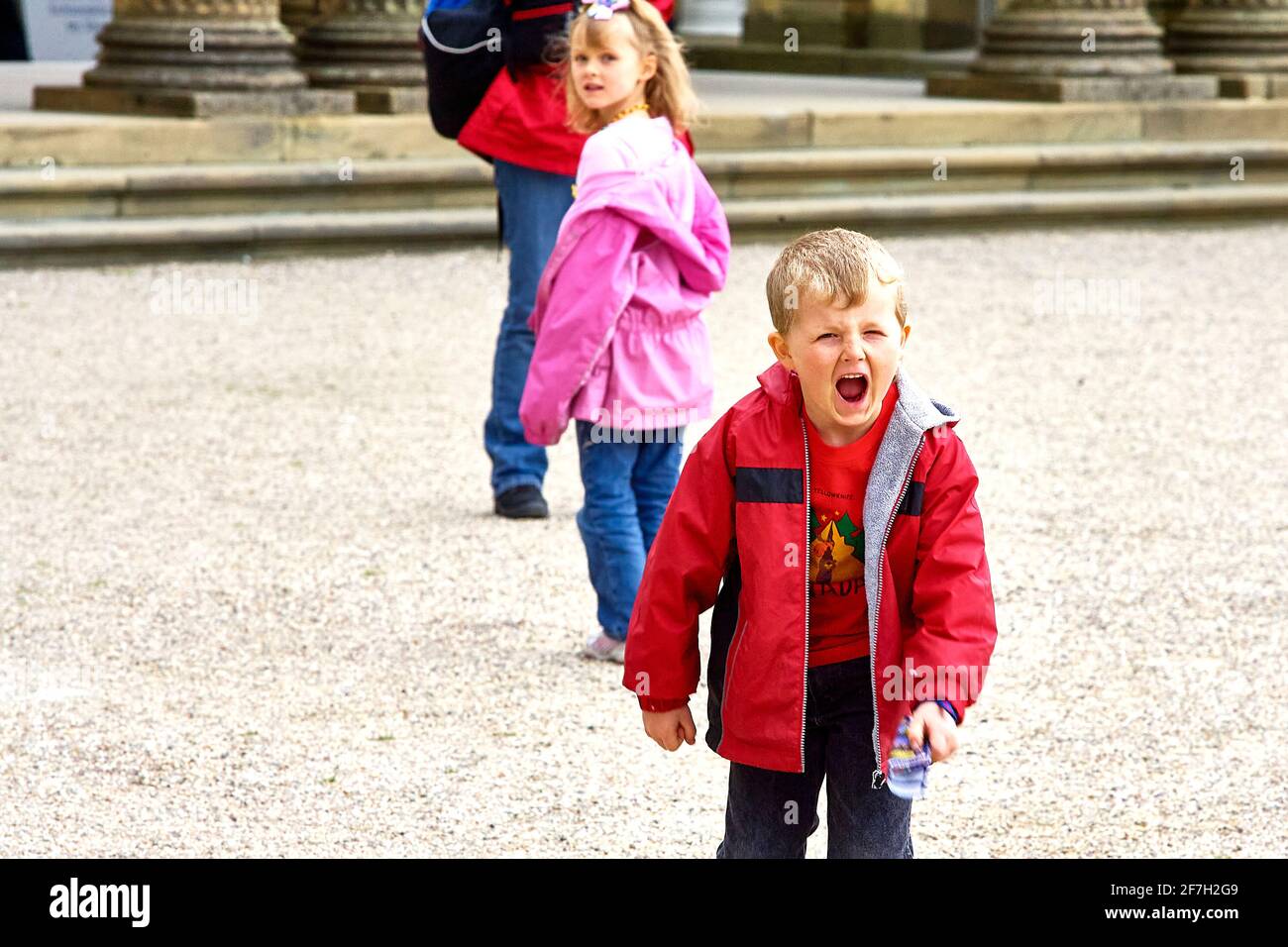 Gita in famiglia visitando lo storico Palazzo Sanssouci con un ragazzino urla in modo esprensivo Foto Stock