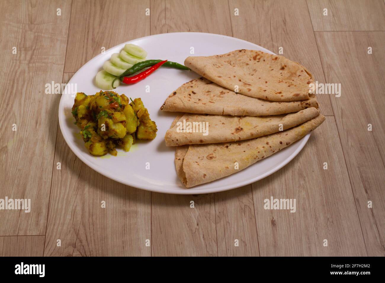 Jeera Aloo chapati - patate aromatizzate con Cumin è un l'accompagnamento caldo e speziato per il curry può essere mangiato come uno spuntino con pane, parata, cappati e. Foto Stock