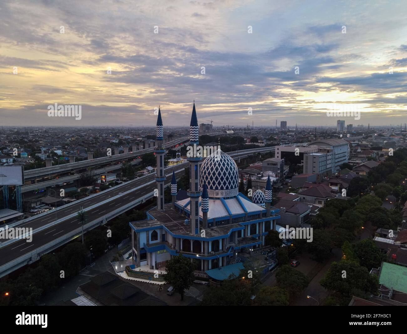 Al-azhar Centro Moschea vista panoramica più grande Moschea in Bekasi. Concetto Ramadan e Eid e nuvola di rumore quando si guarda il tramonto o l'alba. Bekasi, Indonesia, Foto Stock