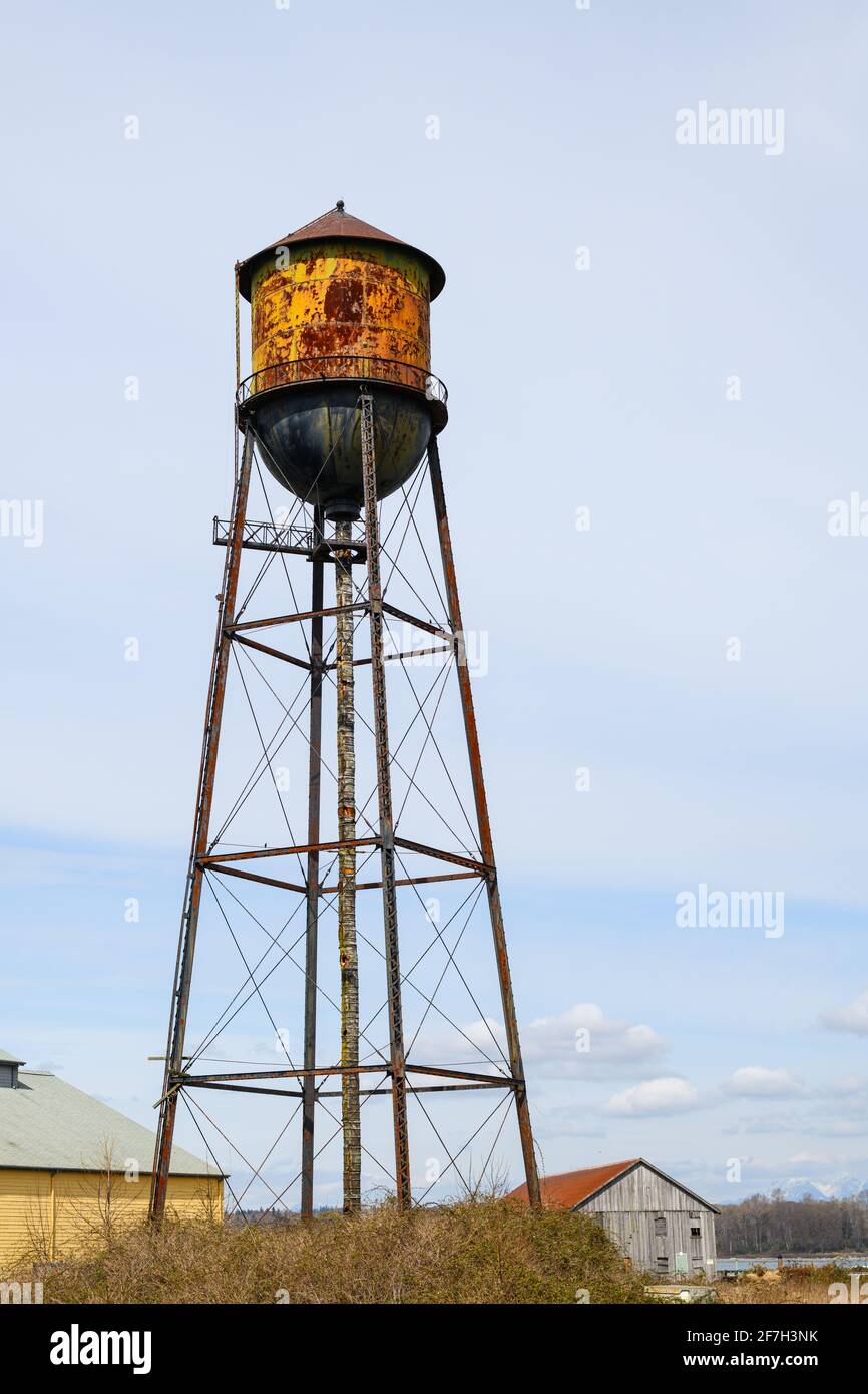 Vecchia torre d'acqua arrugginita al Semiahmoo Resort vicino Blaine Stato di Washington costruito da CBI & Co Foto Stock