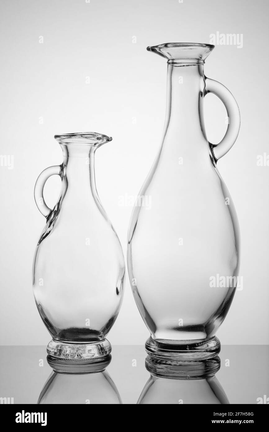 Vaso olio di oliva vuoto su sfondo chiaro. Foto Stock