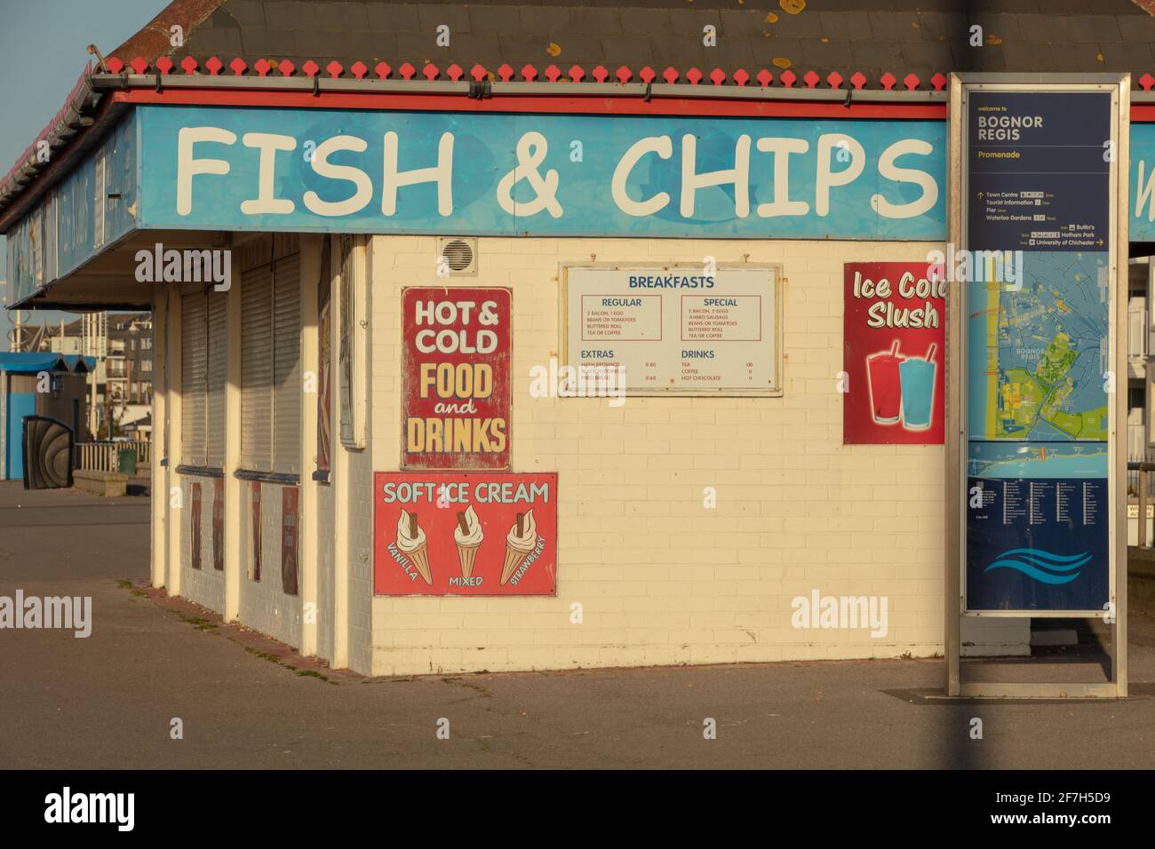 Fish & chips scritto all'esterno di un negozio. Foto Stock