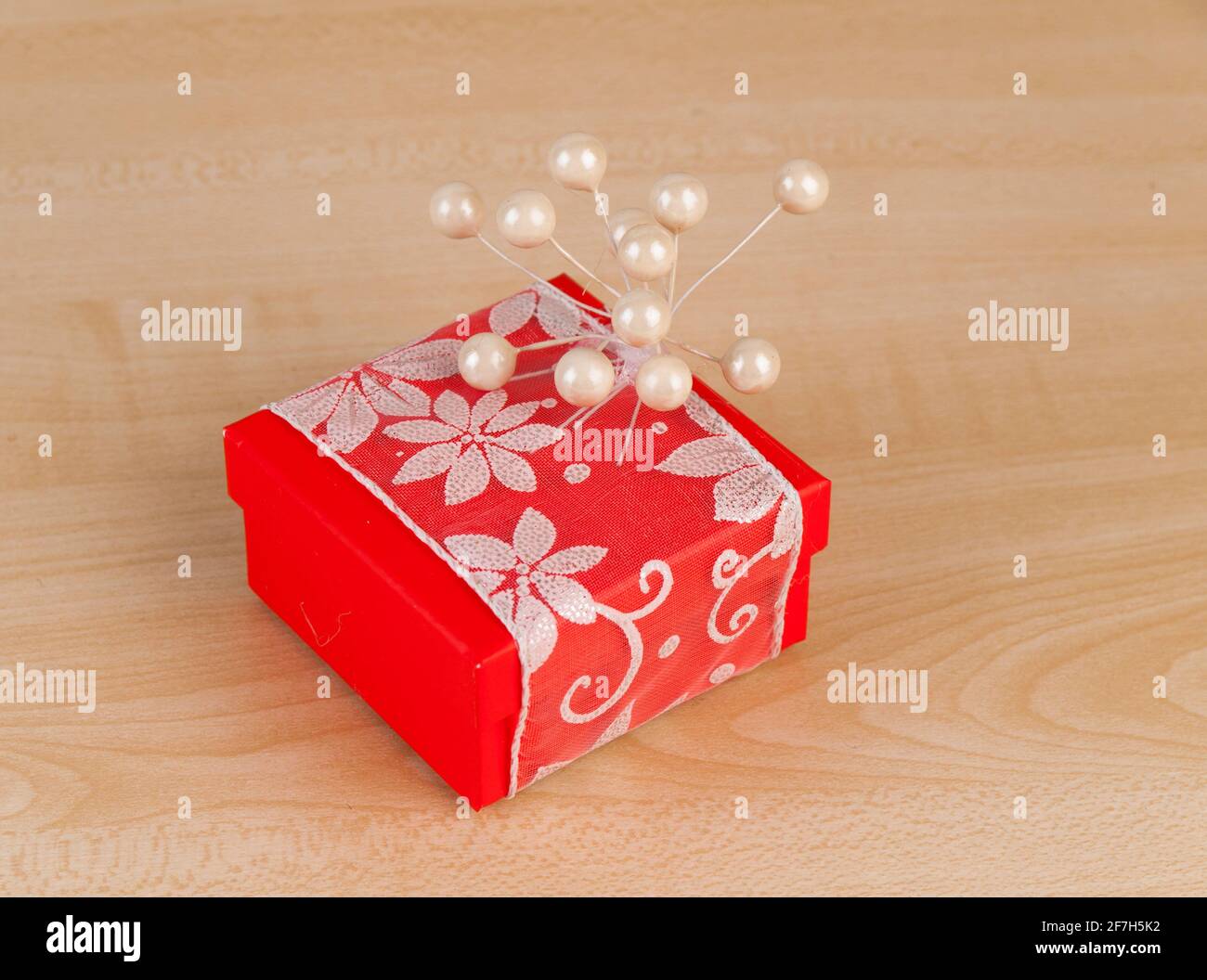Carta rossa involucro confezione regalo grigio prua presente natale compleanno isolato sfondo. Foto Stock