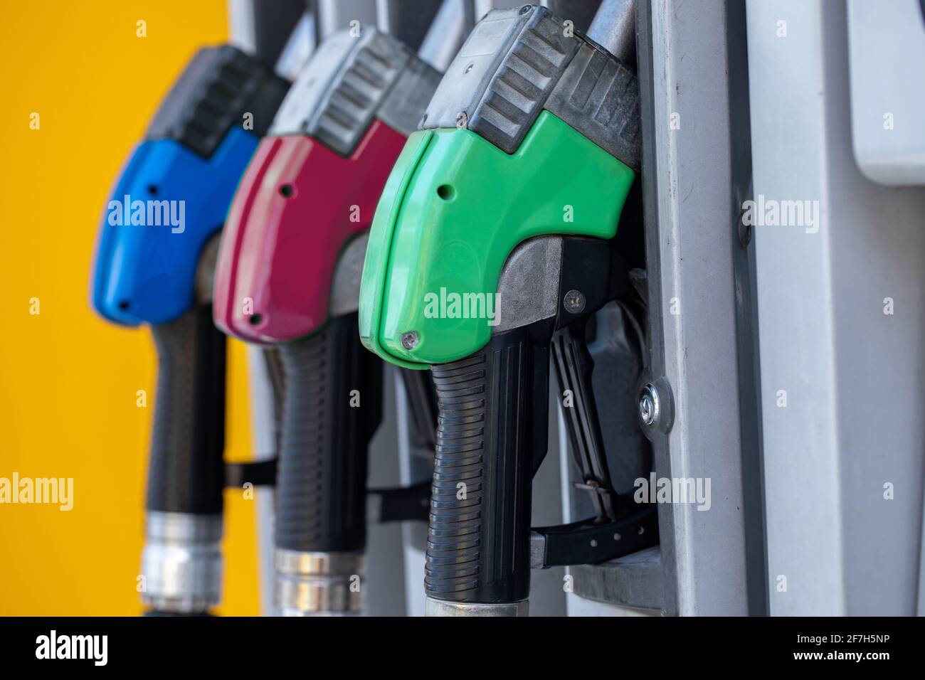 Pompe di combustibile in una stazione di benzina. Distributore di benzina a colori. Foto Stock