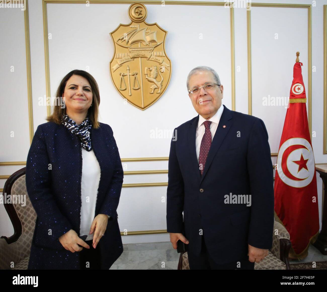 Tunisi, Tunisia. 1 gennaio 2000. Il nuovo ministro degli Affari Esteri libico Najla al-Manqoush (C) incontra il ministro degli Affari Esteri tunisino Othman Jerandi,(L) all'aeroporto di Tunisi Carthage. Il nuovo ministro degli Affari Esteri libico Najla al-Manqoush si è recato oggi in Tunisia per la prima visita di questo tipo tra i paesi vicini dal 2012, ha annunciato il suo ufficio, In una spinta per la nuova amministrazione libica sostenuta dalle Nazioni Unite. Credit: Jdidi Wassim/SOPA Images/ZUMA Wire/Alamy Live News Foto Stock