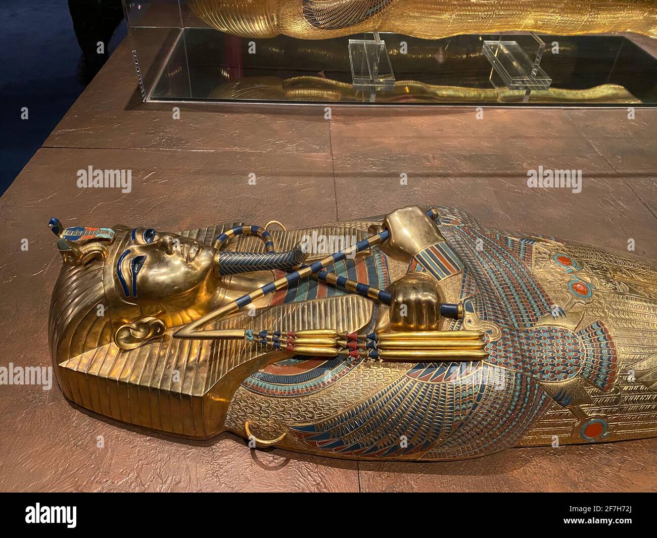 Mostra di Tutankhamun a Zurigo durante il periodo pandemico. Tesoro della tomba del faraone d'Egitto Tutanchamun. La bara d'oro interna mostra la mummia del re. 14.03 Foto Stock