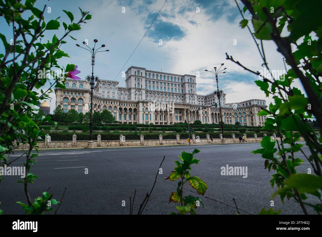 Sede del parlamento rumeno, enorme edificio nel centro di Bucarest, Romania in una giornata estiva nuvolosa. Vista attraverso le boccole. Vista epica di Palatui P. Foto Stock