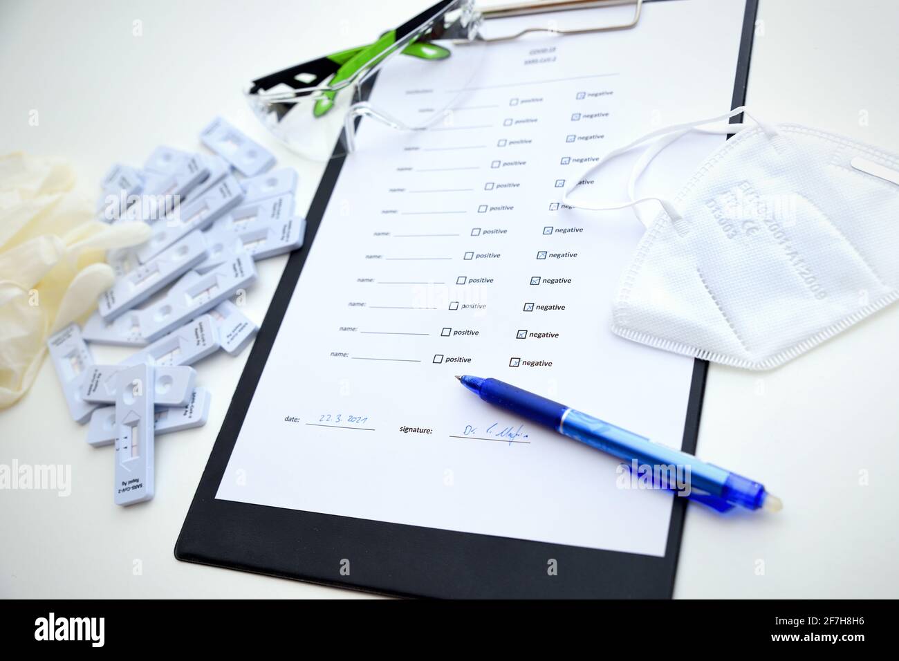 compilazione del modulo di prova del coronavirus. Test COVID-19 esito negativo Test medico per nuovo test antigene rapido del coronavirus ad alta resa Foto Stock