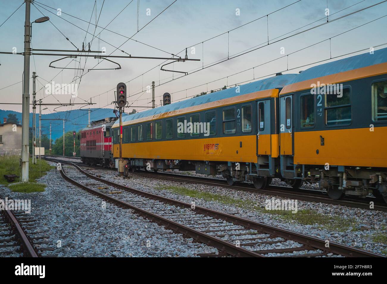 PRESERJE, SLOVENIA, 14.7.2020: Treno passeggeri Regio Jet da Praga a Rijeka sulla sua strada sulle paludi di Lubiana in mattinata romantica con su Foto Stock