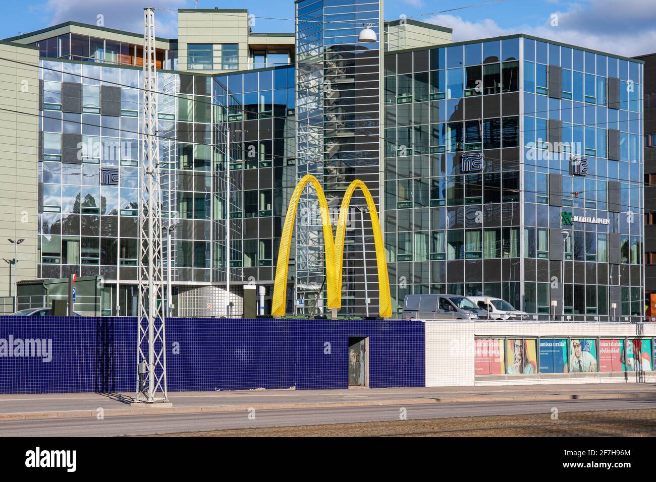 Archi d'oro o il logo McDonald's di fronte a Paciuksenkatu 27-29 edifici commerciali nel quartiere Meilahti di Helsinki, Finlandia Foto Stock
