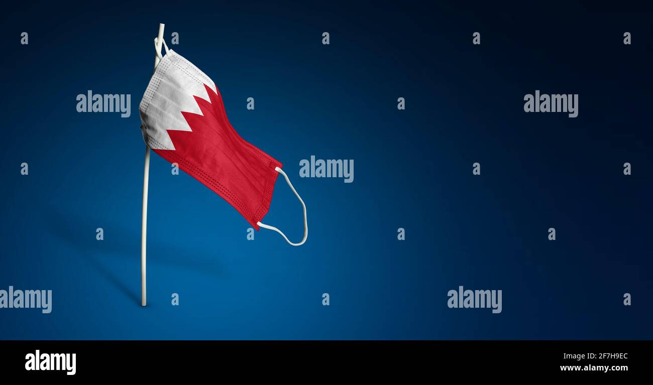 Maschera Bahrain su sfondo blu scuro. Bandiera ondulata del Bahrain dipinta su maschera medica sul palo. Flag di attacco del virus. Concetto del banner della Fight ag Foto Stock
