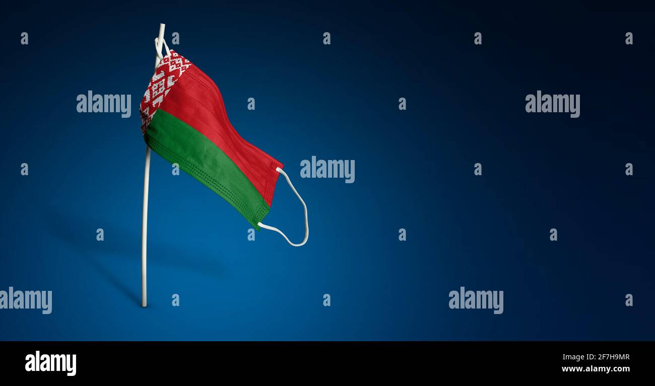 Maschera bielorussa su sfondo blu scuro. Bandiera ondulata della Bielorussia dipinta su maschera medica sul palo. Flag di attacco del virus. Concetto del banner della Fight ag Foto Stock