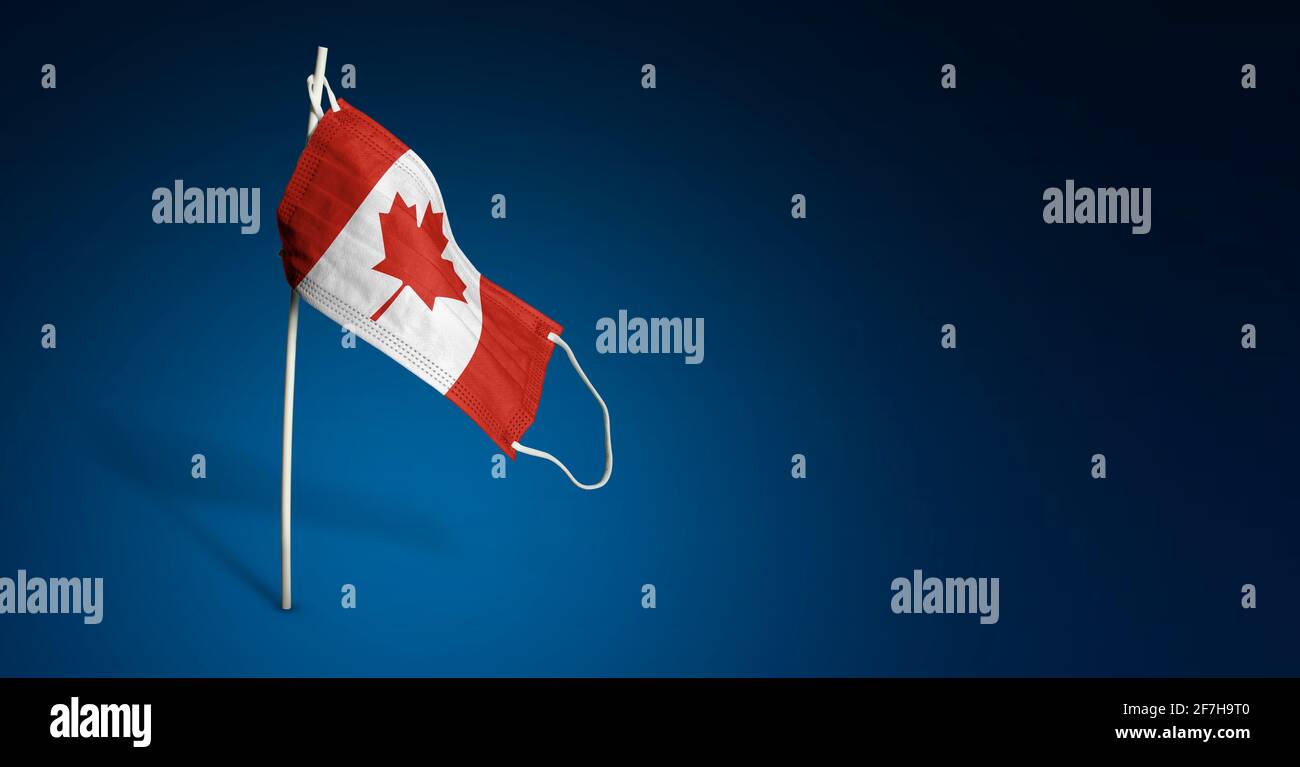 Maschera Canada su sfondo blu scuro. Bandiera ondulata del Canada dipinta su maschera medica sul palo. Flag di attacco del virus. Concetto della bandiera della lotta agai Foto Stock