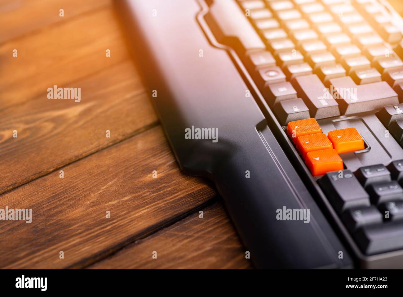 Tasti freccia arancione su una tastiera nera, pulsanti su, giù, sinistra, destra sulla tastiera di un computer di gioco. Foto Stock