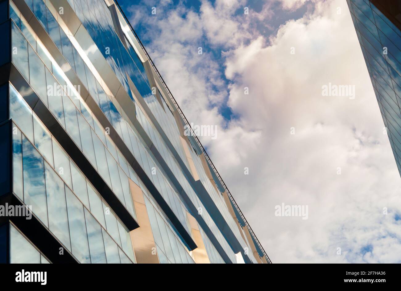 Frammento astratto di un edificio moderno con facciata in vetro per uffici a Mosca. Foto Stock