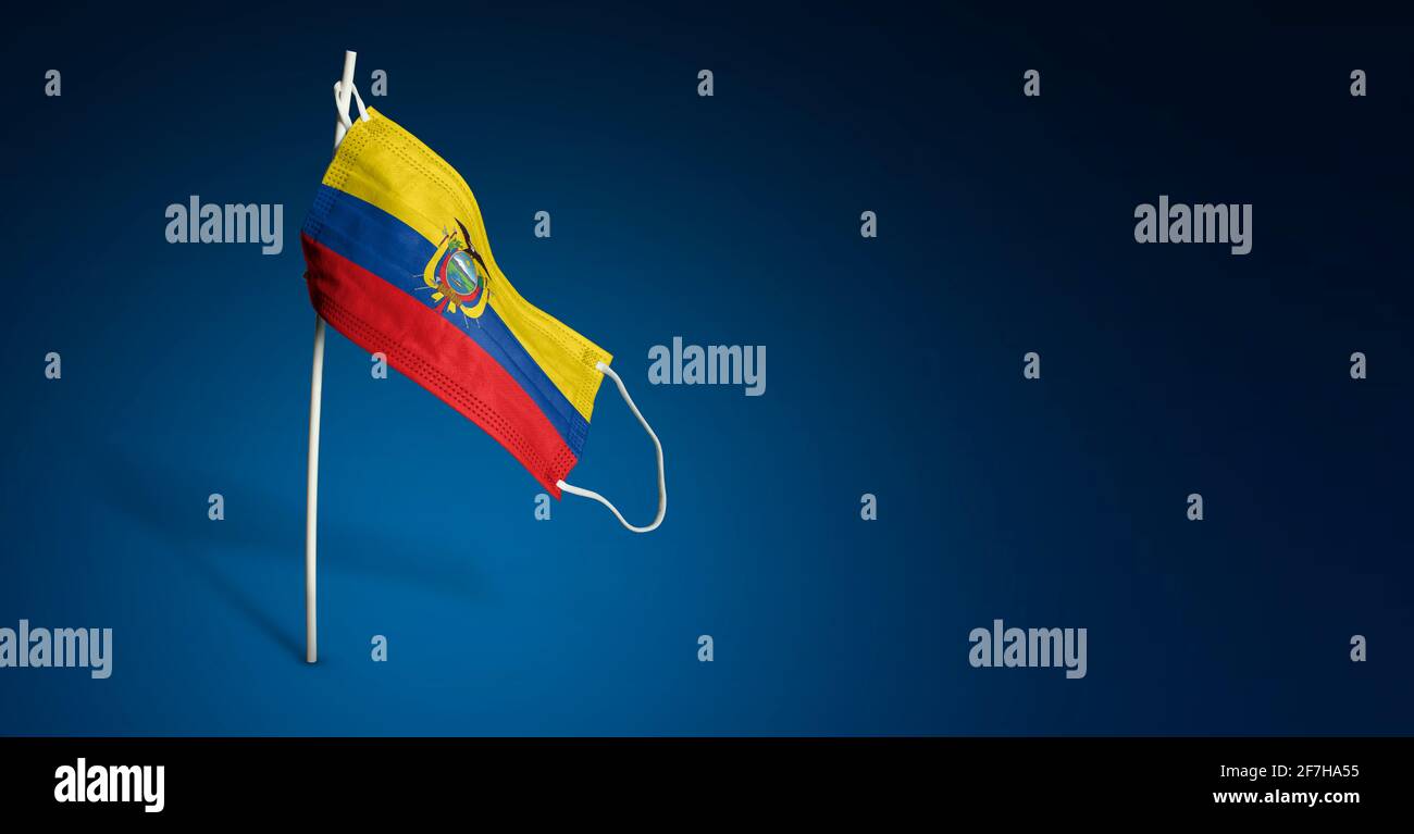 Maschera Ecuador su sfondo blu scuro. Bandiera ondulata dell'Ecuador dipinta su maschera medica sul palo. Flag di attacco del virus. Concetto del banner della Fight ag Foto Stock