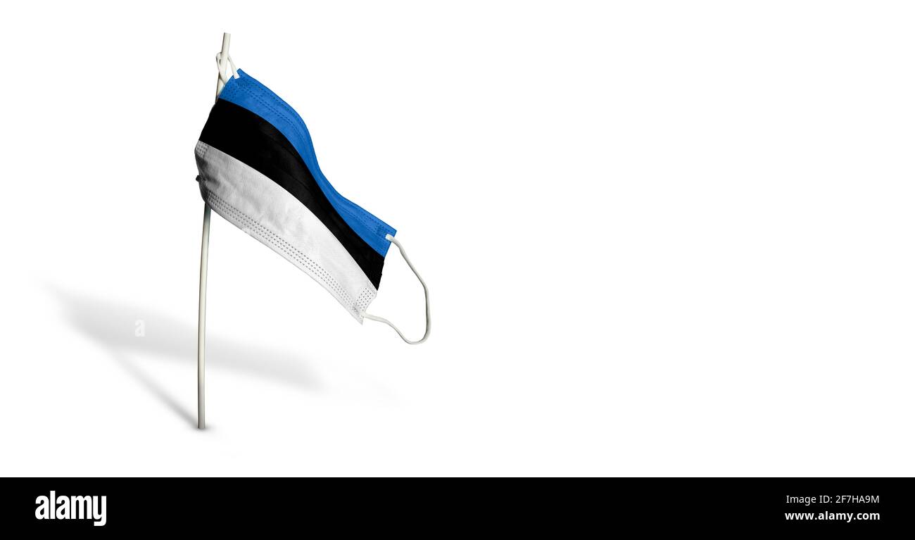 Maschera Estonia su sfondo blu scuro. Bandiera ondulata dell'Estonia dipinta su maschera medica sul palo. Flag di attacco del virus. Concetto del banner della Fight ag Foto Stock