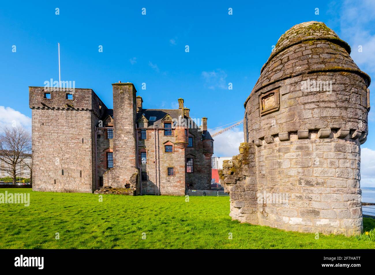 Castello di Newark con il cantiere navale Ferguson alle spalle, Port Glasgow Scotland Foto Stock