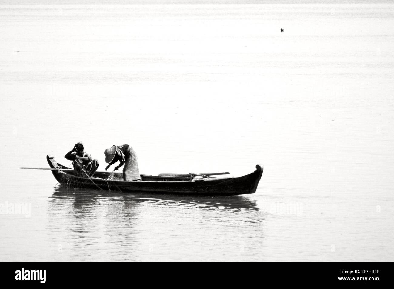 Pescatori su una barca sul fiume Irrawaddy, Myanmar Foto Stock