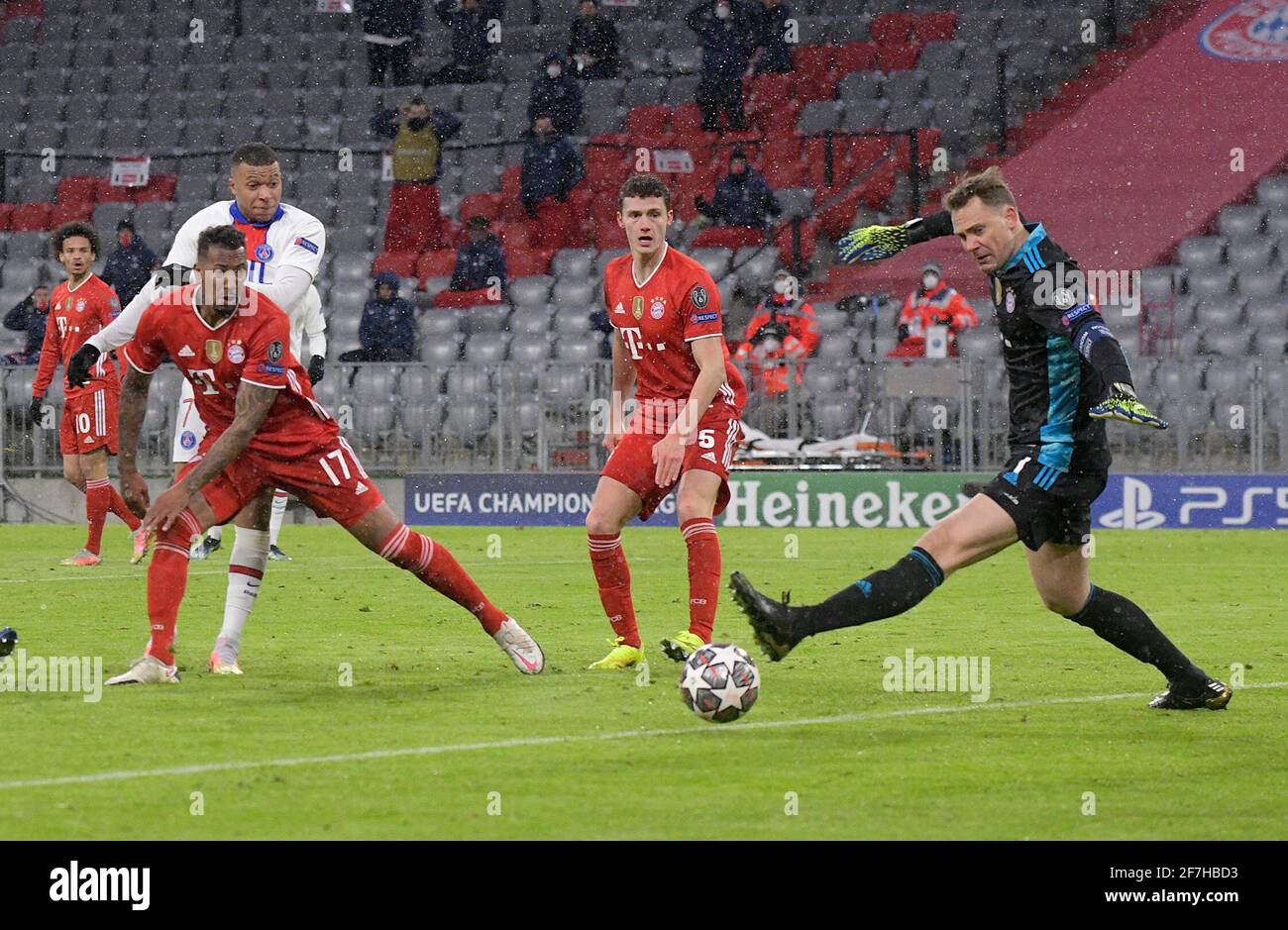 Monaco, Germania. 7 aprile 2021. Jerome Boateng (Bayern München) gegen Kylian Mbappe (Paris Saint-Germain) und Torwart Manuel Neuer (Bayern München) rettet in the match FC BAYERN MUENCHEN - PARIS SG of football UEFA Champions League quarto finale nella stagione 2020/2021 a Monaco, 7 aprile 2021. Credit: Peter Schatz/Alamy Live News Foto Stock